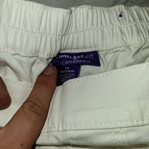 Womans Xl capris. Timeless fit by Catherine! - Picture 3 of 3